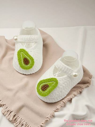 1 đôi giày trẻ em móc thủ công, họa tiết quả bơ, màu trắng, trang trí cúc ngọc trai.