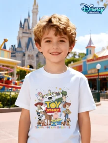 This Short-Sleeved T-Shirt For Boys Features A Disney Toy Story Theme. The Front Is Adorned With Vibrant Prints Of Characters Like Woody, Buzz Lightyear, And Rex, While The Back Displays Classic Quotes In Colorful Artistic Lettering. It's Suitable For Various Occasions, Including Disney Park Photo Opportunities, Toy-Themed Events, Birthday Parties, Summer Outings, Beach Play, Park Walks, Everyday Wear, And After-School Activities. It Serves As A Way For Little Fans To Express Their Interests And Is Also An Eye-Catching Everyday Item, Allowing Children To Interact More In Interest-Related Settings And Showcase Their Playful Energy During School And Outdoor Activities. - 白色 - 查看 1