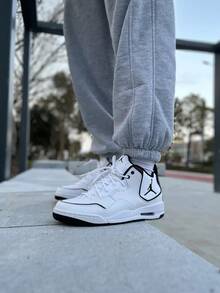 Nike Jordan Courtside 23 面料与合成皮革休闲装，耐用中帮复古篮球鞋，男款，白色 - 白色 - 查看 8