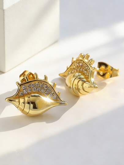 女士镀金海螺形耳环，镶嵌锆石，简约优雅设计，适合日常通勤和工作场合佩戴，是时尚爱好者的理想礼物。