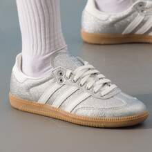 adidas Originals Samba Shiny Pack - Mångsidiga, bekväma, slitstarka låga sneakers - Unisex - Silver - Silver - Visa 2