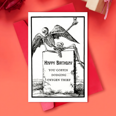 1 pieza Tarjeta de cumpleaños caprichosa que presenta la frase "Tú, ladrón de oxígeno que evita el ataúd". Esta tarjeta única y creativa tiene un diseño de patrón lindo y sirve como un saludo humorístico para amigos y familiares. Es una gran idea de regalo adecuada para cualquier edad y ocasión.