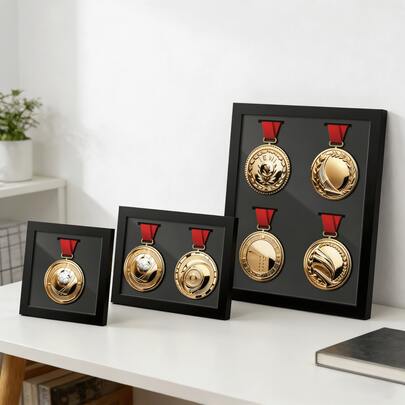 1 件装奖牌展示框 - 多种尺寸可选（1/2/4/8 个槽位）| 相框尺寸：5x5/5x7/8x10/8x16 英寸 | 可壁挂式黑色展示盒，适用于体育、学术和比赛奖牌，存放您的成就