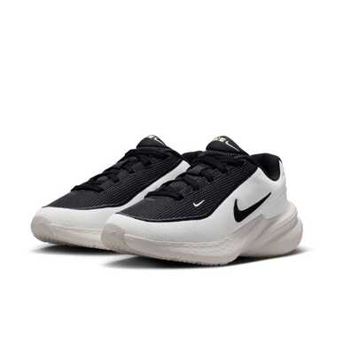  Nike 女款 UPLIFT SC 系列户外跑步鞋，缓震舒适轻便透气休闲运动鞋，黑白百搭配色，适合通勤和休闲运动 IF1749-100