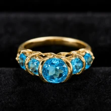 一枚镶嵌5颗圆形闪亮蓝色合成立方氧化锆的优雅戒指，奢华高贵，适合婚礼、订婚、周年纪念、浪漫场合、情人节等场合，是送给爱人的绝佳礼物。 - 戒指 - 查看 2