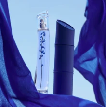 Kenzo Flower Ikebana Indigo EDP 75ml – An Intense Floral Fragrance For Women With Oriental And Fruity Notes That Exude Sophistication, Radiance, And Femininity; Perfect For Women Seeking An Elegant, Modern, And Long-Lasting Perfume For Any Special Occasion Or Everyday Wear. ✅ 24/72h Delivery To Mainland Spain | Beauty Explosion | Your Beauty And Makeup Store – Unleash Your Best Self - Hương hoa, phương Đông, nồng nàn - Xem 5