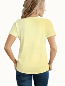 女士休闲圆领短袖T恤，印花卷发女孩海滩度假图案，可爱卡通女孩和夏季白色 - 白色 - 查看 4