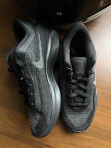 Nike G.T. Hustle 舒适轻便低帮篮球鞋，男女通用，黑色 - 黑色 - 查看 10