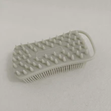 这款硅胶头皮按摩刷，集温和设计、精湛工艺和多功能用途于一体，旨在为您带来水疗级的沐浴体验，并促进头发和皮肤的健康。多功能设计是这款沐浴刷的另一大亮点，它既可用作头皮按摩器，也可用作身体去角质刷。 - A - 查看 2