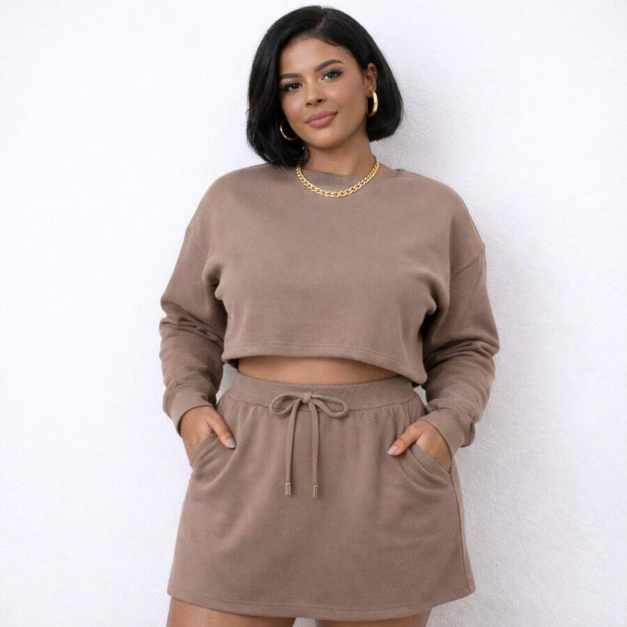 The Babado Set Is The Perfect Choice For Those Who Love To Be Fashionable With Style And Comfort. It Consists Of A Super , High-Fashion Skirt And A Long-Sleeved Cropped Top. - 鏽棕色 - 查看 1