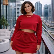 The Babado Set Is The Perfect Choice For Those Who Love To Be Fashionable With Style And Comfort. It Consists Of A Super , High-Fashion Skirt And A Long-Sleeved Cropped Top. - 紅色 - 查看 2