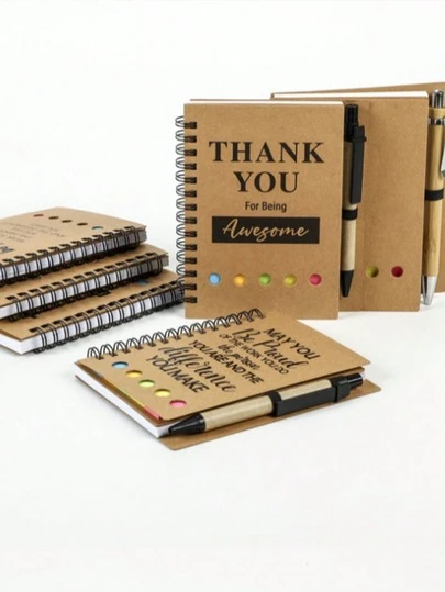 1本牛皮纸便携式A6线圈笔记本，四合一设计，配有中性笔、便签纸和标签纸，适合学生、办公室书写，也是返校、毕业、生日礼物或同事感谢礼物的理想之选。