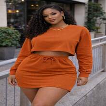 The Babado Set Is The Perfect Choice For Those Who Love To Be Fashionable With Style And Comfort. It Consists Of A Super , High-Fashion Skirt And A Long-Sleeved Cropped Top. - 亮橙色 - 查看 2