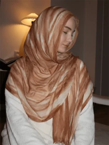 1 Stück Regenbogen gestreifter bedruckter Viskose Hijab, bohemian modisch, bequem und weich Damen Modal Schal, lässig und vielseitig Sonnenschutz Umhang, geeignet als Damen Accessoire für den täglichen Gebrauch und Festtage - Verschiedenfarbig - Übersicht 10