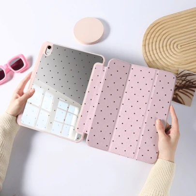 Ốp bảo vệ máy tính bảng màu hồng chấm bi dễ thương có gương soi, chân đế gập và khe cắm bút, phù hợp với iPad Pro 2024/Air M3/A16 2025, tuyệt vời cho công việc, du lịch và thư giãn tại nhà.