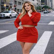 The Babado Set Is The Perfect Choice For Those Who Love To Be Fashionable With Style And Comfort. It Consists Of A Super , High-Fashion Skirt And A Long-Sleeved Cropped Top. - 紅色 - 查看 3