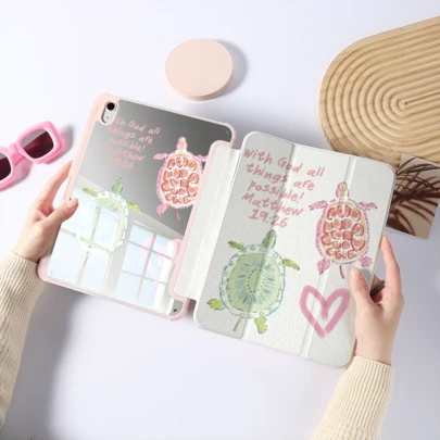 可爱海龟与圣经经文镜面平板保护套，带可折叠支架和笔槽，适用于 Pro 2024/Air M3/A16 2025，是工作、旅行和居家休闲的理想之选。