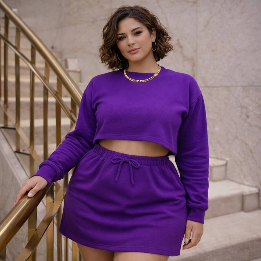 The Babado Set Is The Perfect Choice For Those Who Love To Be Fashionable With Style And Comfort. It Consists Of A Super , High-Fashion Skirt And A Long-Sleeved Cropped Top. - 紫色 - 查看 1