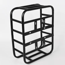 Nuestra cesta trasera de la bicicleta está hecha de un material metálico sólido, duradero y puede soportar un peso de 30 kg / 66 libras. Esta canasta mide 17x13 X6 pulgadas y es adecuada para llevar comestibles, loncheras, amigos Peludos y otros artículos. Nuestra cesta trasera está equipada con todos los componentes necesarios para instalarse de forma rápida y fácil en la mayoría de las bicicletas y eléctricas. El revestimiento negro y la red de carga evitan que sus artículos caigan y se aseguran de que sus artículos sean seguros al montar. Nuestro conjunto de canasta trasera para bicicletas incluye una canasta metálica, un revestimiento negro, una red de carga y un conjunto de accesorios de montaje. - Negro - Ver 5