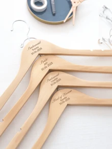 Móc treo quần áo theo yêu cầu, Móc treo quần áo phù dâu cá nhân hóa - Móc treo quần áo cưới - Móc treo quần áo chạm khắc gỗ - Móc treo váy cưới - Móc treo tên cô dâu, Nhiều màu sắc, Dễ thương, Quyến rũ, Vui nhộn, Kawaii, Phong cách Thiên niên kỷ, Thời trang, Phù hợp cho cả nam và nữ, Phong cách thường ngày, Tùy chỉnh, Cá nhân hóa, Độc đáo, May đo riêng, Món quà lý tưởng cho anh ấy, Món quà lý tưởng cho cô ấy, Quà tặng cho bạn trai, Quà tặng cho bạn gái, Quà tặng cho gia đình, Quà tặng cho bạn bè, Tình yêu vĩnh cửu - Nhiều màu - Xem 4