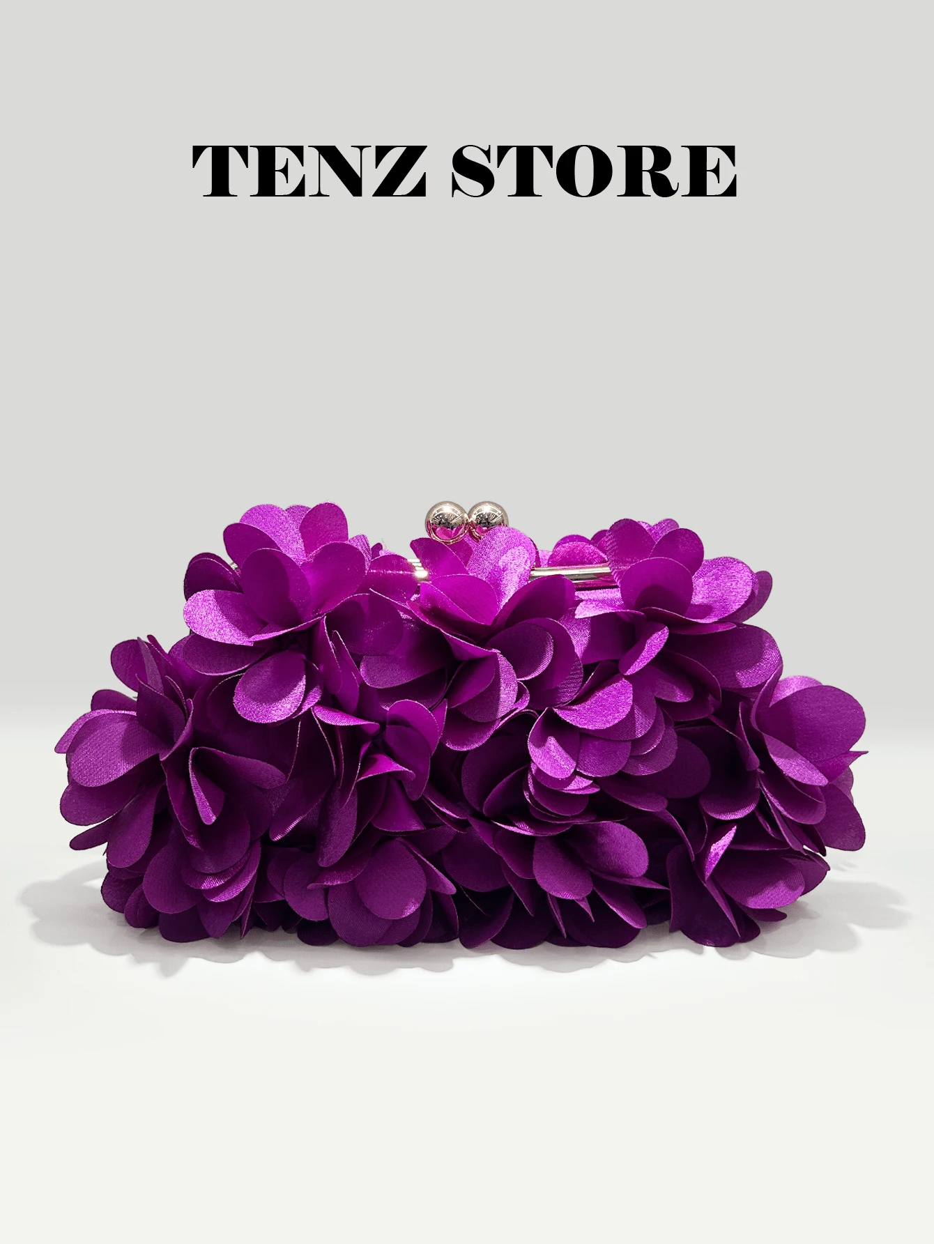 这款女士优雅紫色真丝缎面花瓣晚宴手拿包，饰以金色五金配件，配有可拆卸肩带，是晚宴、春季婚礼、派对、鸡尾酒会、度假、毕业典礼、性别揭晓派对和正式场合的完美之选，与您的真丝缎面连衣裙相得益彰。春夏必备单品，也是母亲节的绝佳礼物。 - 紫色 - 查看 1