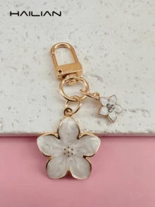 HAILIAN 这款轻巧优雅的樱花造型钥匙扣采用合金材质，专为女性设计，并饰有五瓣樱花吊坠。它是一款完美的旅行配件，可用作包包挂饰或车钥匙扣，也是情侣生日和节日的理想礼物。 - 白色 - 查看 7