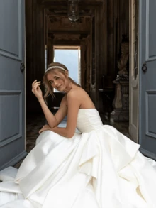 Elegant Strapless Sweetheart Wedding Gown In Classic White Featuring A Chic Open Back And Graceful A-Line Floor-Length Silhouette – Timeless Bridal Dress With Flowing Elegance, Perfect For Weddings, Christmas Celebrations, Halloween Balls, Holiday Parties, Prom Evenings, Birthday Events, And Special Occasions. Suitable As A Bridal Dress, Evening Gown, Formal Party Attire, Vacation Outfit, Dinner Ensemble, Graduation Dance Dress, Cocktail Party Dress, Bridesmaid Gown, Wedding Guest Attire, Anniversary Gown, Engagement Party Dress, New Year's Eve Gala Dress, And Festive Celebration Ensemble. Designed With A Flattering Sweetheart Neckline And Alluring Backless Detail For A Dreamy, Feminine Look That Embodies Timeless Celebration. - 白色 - 查看 5