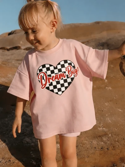 1pc Baby Girls Casual Round Neck Short Sleeve T-Shirt, Checkerboard, Heart & "Dream Big" Letter Print, Sweet & Cute Style, Comfortable & Versatile Summer Top