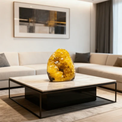 600-800克天然黄色石英簇，适合家居装饰、办公桌摆件，也是馈赠亲友的佳品。