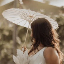 1 pieza Parasol de papel blanco: Hecho de papel/bambú con un mango elegante. Adecuado para duchas nupciales, regalos de fiesta, decoración de mesa, decoración de boda, decoración del hogar, decoración de habitaciones, cumpleaños de novia, decoración de fiesta de graduación, decoración de fiestas, despedida de soltera y talla grande. - Blanco - Ver 2