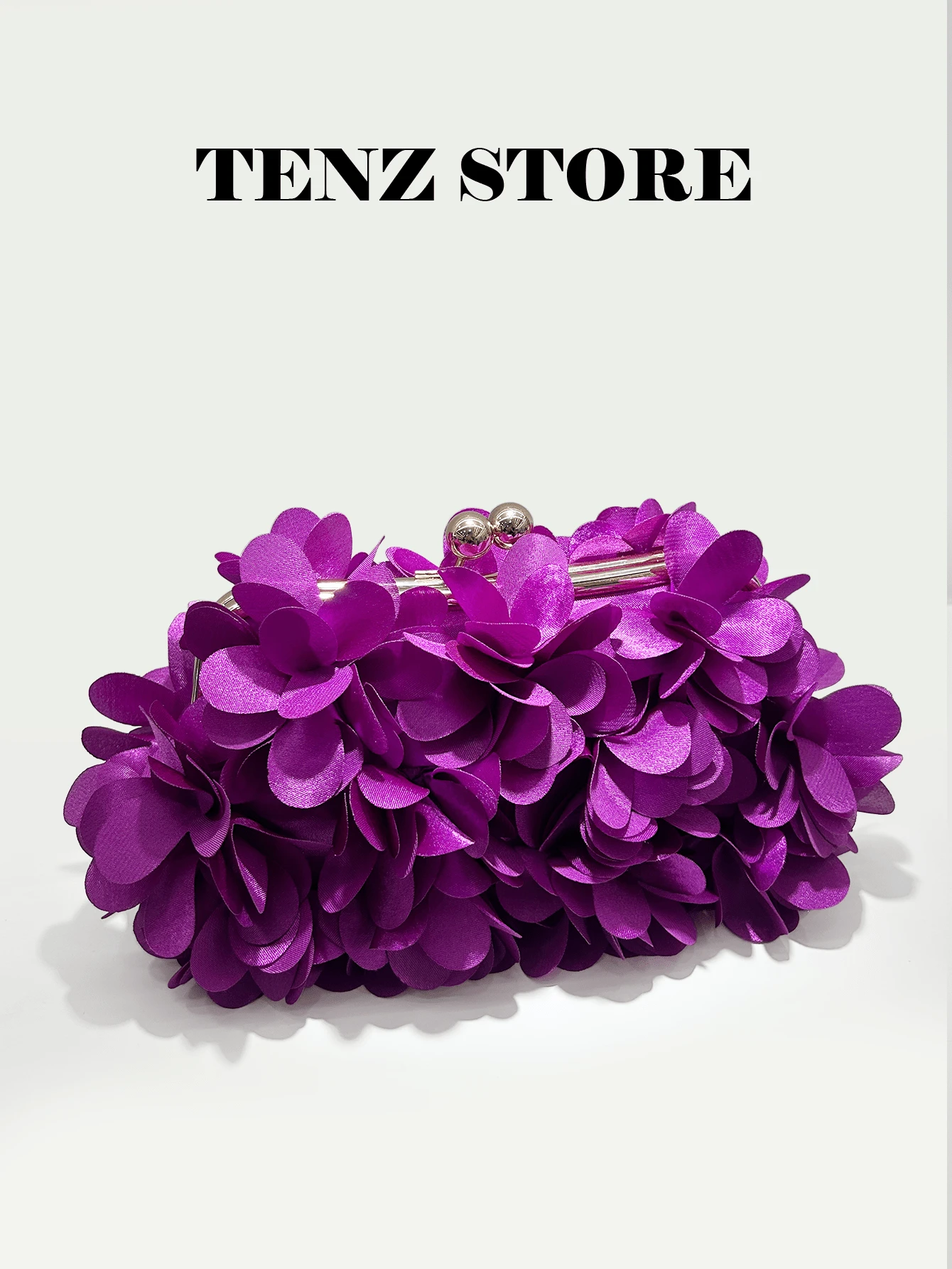 Túi xách cầm tay dự tiệc sang trọng màu tím satin bằng lụa, điểm nhấn là phụ kiện kim loại vàng, có thể gắn thêm dây đeo vai rời, hoàn hảo cho các buổi dạ tiệc, đám cưới mùa xuân, tiệc tùng, sự kiện cocktail, kỳ nghỉ, lễ tốt nghiệp, tiệc tiết lộ giới tính và các dịp trang trọng, giúp tôn lên vẻ đẹp của những chiếc váy lụa satin. Món đồ không thể thiếu cho mùa xuân/hè, món quà tuyệt vời cho Ngày của Mẹ. - Màu tím - Xem 1