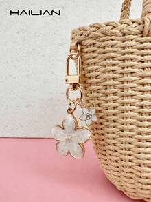 HAILIAN 这款轻巧优雅的樱花造型钥匙扣采用合金材质，专为女性设计，并饰有五瓣樱花吊坠。它是一款完美的旅行配件，可用作包包挂饰或车钥匙扣，也是情侣生日和节日的理想礼物。 - 白色 - 查看 3