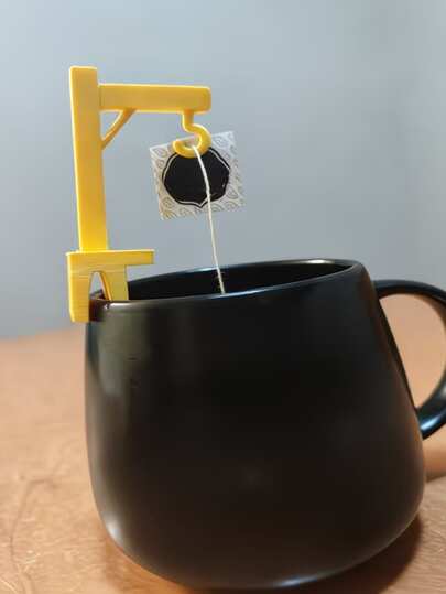 Móc treo túi trà (có dây), thích hợp cho cốc dày 3-5mm, dễ dàng treo túi trà để đảm bảo trà được ngâm đều. Một dụng cụ nhỏ gọn và tiện dụng. Phụ kiện bàn làm việc, đồ dùng văn phòng, trang trí văn phòng.