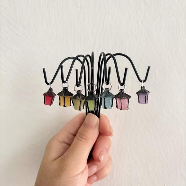 1个3D立体仙女花园装饰插杆，带彩色灯笼 | 复古铁艺3D迷你模型，适用于万圣节装饰、桌面摆件和乡村景观设计 - 太阳能树脂灯笼，易于安装