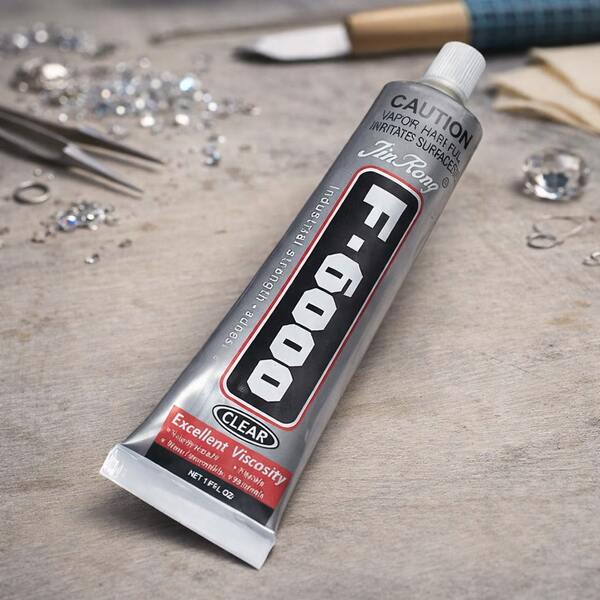 Pegamento F600, ideal para pegar pedrería, lentejuelas, cristales, perlas y otros elementos decorativos en telas, ofreciendo una fijación duradera y flexible.