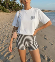 女士白色短袖T恤+黑白条纹短裤两件套，优雅休闲海滩度假风，镂空针织短裤搭配比基尼元素印花T恤上衣 - 白色 - 查看 3