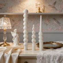 1 pieza Vela con aroma de estilo vintage en color blanco (no incluye el soporte de la vela) - Ideal para meditación, iluminación, decoración de escenas y creación de ambiente. Características: Patrón ondulado, formas cilíndricas, hemisféricas y de pilar retorcido. Vela de cera de soja sin humo. Adecuada para decoración del hogar, fiestas, exhibición en mesas, decoración de restaurantes, bodas, regalos de cumpleaños y regalos para ella. - 1PC - Ver 1