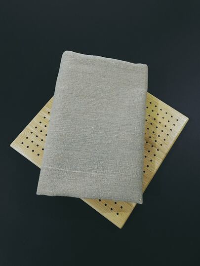 Vải giả lanh màu be, kích thước 50 x 150cm, không in họa tiết, không huỳnh quang, mềm mại và đa năng, thích hợp cho nhuộm tie-dye, vẽ tay, in ấn, thêu, kết cấu mịn nhưng vẫn giữ được độ cứng của vải lanh, có thể dùng để làm tạp dề mộc mạc, tấm phủ bụi, túi vải, phông nền thêu.