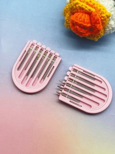 Bộ 20 kim khâu tay đuôi vàng, kèm hộp đựng màu hồng xinh xắn, thiết kế một lỗ giúp sắp xếp chính xác, trơn tru và chống gỉ, phù hợp cho người mới bắt đầu và những người đam mê thêu thùa, dụng cụ may vá và DIY gia đình.