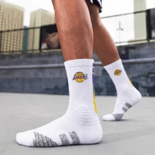 Conjunto de 3 pares de meias de basquete cano alto bordadas do Los Angeles Lakers da NBA, feitas de fibra de poliéster espessa de 100g com absorção de impacto, adequadas para treino e uso diário. - Branco - Ver 1