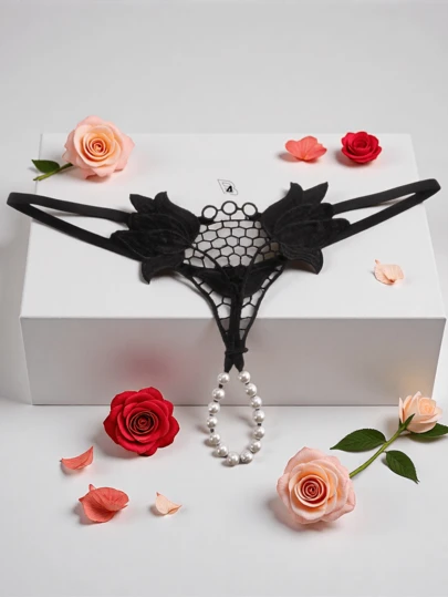 AB. Đồ lót gợi cảm đính cườm, ren hoa, quần lọt khe cạp thấp, quần lót T-panty xuyên thấu thêu, tạo nên vẻ quyến rũ độc đáo của riêng bạn. Thiết kế cạp thấp ôm sát đường cong cơ thể, họa tiết hoa trái tim tan trong nước tinh tế và quyến rũ, kết hợp với hoa sen và hạt cườm thời trang, tạo nên sức hút mãnh liệt. Chất liệu xuyên thấu khéo léo, nâng tầm kiểu dáng quần lót T-panty gợi cảm. Dù là cho bữa tiệc hay tận hưởng riêng tư hàng ngày, nó đều có thể khiến bạn trở nên vô cùng quyến rũ.
