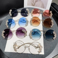 1 Cặp kính thời trang nữ gọng kim loại tròn cỡ lớn, mẫu mới cho mùa hè và mùa thu, thiết kế càng kính cong, phù hợp cho sử dụng hàng ngày, du lịch, dự tiệc, biểu diễn sân khấu, đi biển, chụp ảnh đường phố, trình diễn thời trang và các dịp khác. - Nhiều màu - Xem 14