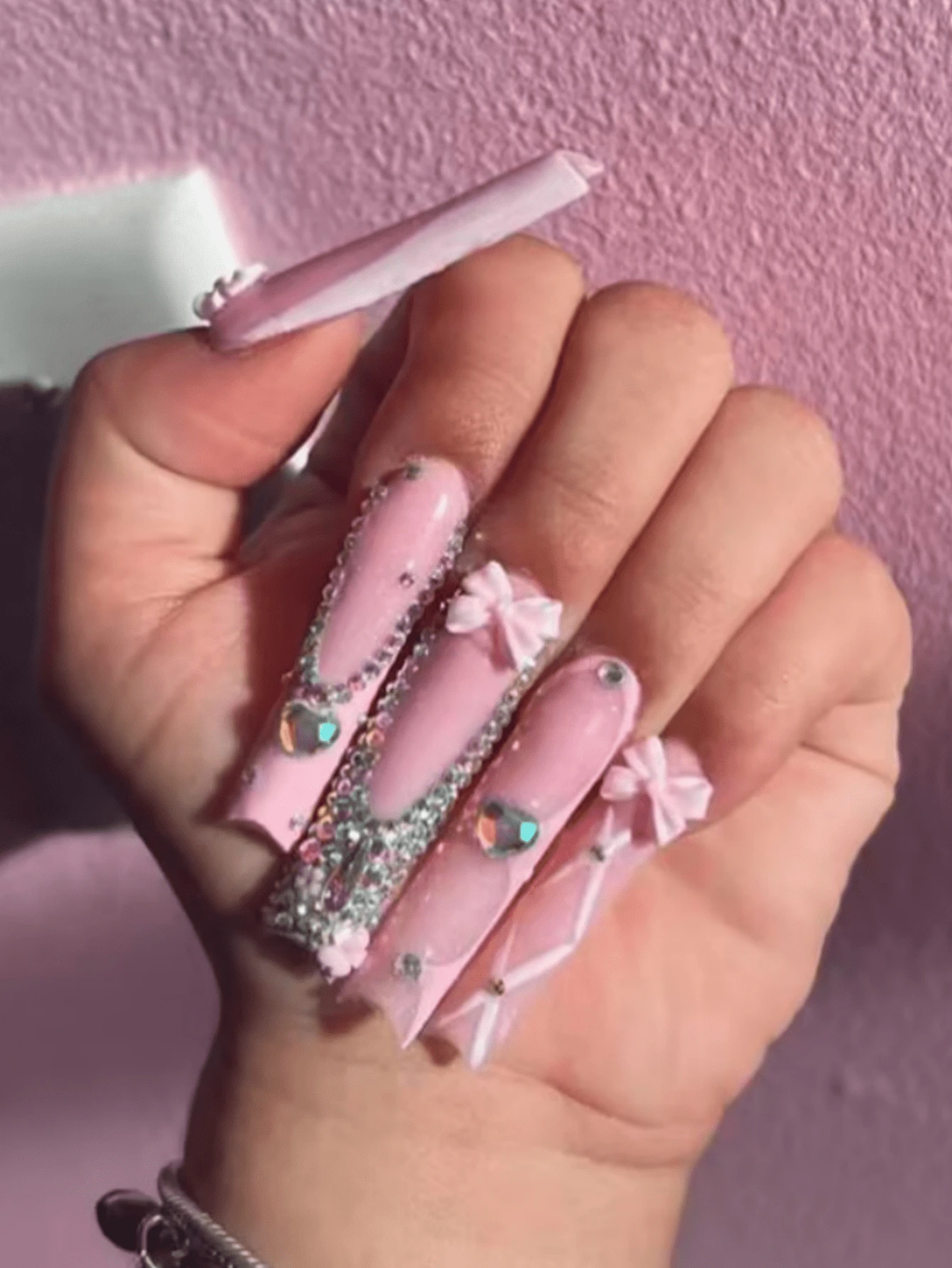 24片新款加长棺材形美甲贴片，饰有水钻、蝴蝶结和爱心图案，粉色，包含1个指甲锉和1瓶果冻胶，粉色礼盒包装，适合节日、日常佩戴、上学、办公等场合，提升您的指甲魅力。 - 粉色 - 查看 1