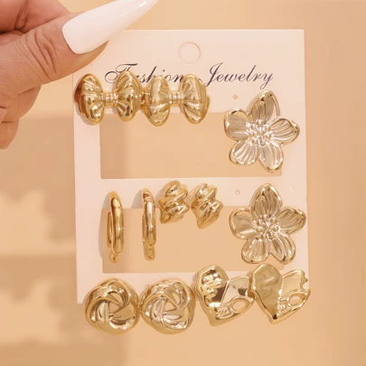 6对优雅蝴蝶结、心形和花瓣形金色耳钉套装，创意扭曲镂空设计，复古时尚耳环，适合日常、节日、派对、度假和约会等场合佩戴，是馈赠亲朋好友的高品质珠宝礼物。