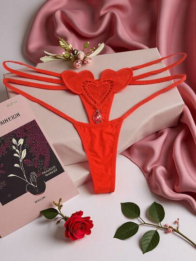 AB. 性感内衣内裤，奢华水钻装饰丁字裤，心形镂空透明性感T恤。短裤款式，巧妙修饰臀部曲线，令身材更加迷人。穿上它，瞬间化身性感女神，散发致命魅力，无论是日常穿着提升自信，还是在特殊场合展现迷人风采，都能让你魅力四射。