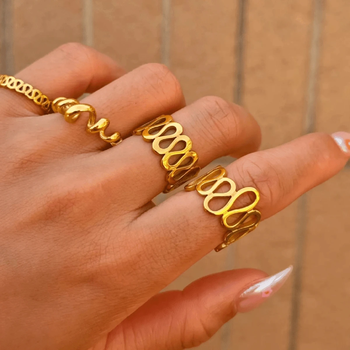 VKHK 1 chiếc nhẫn đơn bằng thép không gỉ mạ vàng 18K kiểu cổ điển, họa tiết lượn sóng, thích hợp cho nữ đeo hàng ngày, làm quà tặng. - Vàng - Xem 1