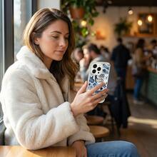 1个蓝色海洋生物主题手机壳,饰有可爱的海豚、海星和波浪图案,时尚复古风格,IMD全包防摔,银色渐变羽毛波纹激光闪亮艺术设计,兼容三星/荣耀/传音手机,国际版,非国内版 - 彩色 - 查看 3