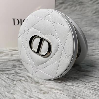 Christian Dior Compacto de polvos con relieve en forma de corazón, blanco con diseño de patrón de rombos, logotipo plateado CD, espejo de doble cara para retoques de maquillaje convenientes
