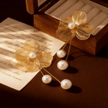 1 Đôi bông tai hình cánh hoa 3D rỗng, thích hợp để đeo hàng ngày. - Ngọc trai vàng - Xem 4