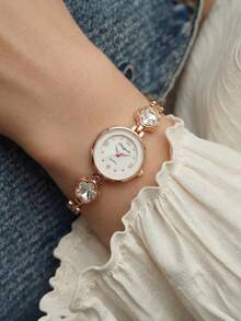 这款女士合金表带石英腕表，简约表盘设计，适合正式场合佩戴。优雅的女士腕表是母亲节、情人节或结婚纪念日送给妻子或女友的理想礼物。这款时尚腕表既适合日常通勤，也适合晚宴、婚礼和时尚聚会等正式场合。对于任何腕表爱好者来说，它都是一份完美的礼物。 - 金色 - 查看 12